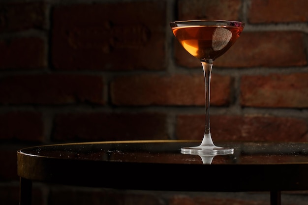 Foto coquetel caseiro rob roy com bebidas à base de uísque escocês e vermute com coquetel de cereja manhattan
