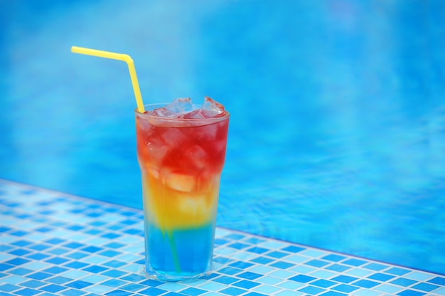 Coquetel colorido na piscina