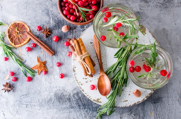 Coquetel com cranberry, alecrim e gelo