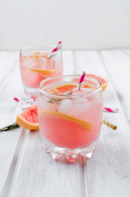 Coquetel com fatia de toranja em uma mesa de madeira