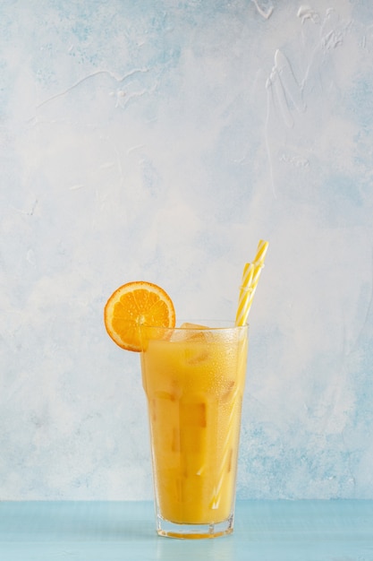 Coquetel com suco de laranja e cubos de gelo