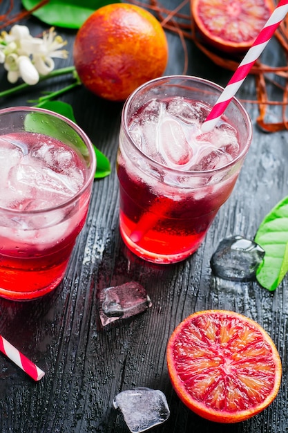 Coquetel com suco de laranja sanguínea e gelo