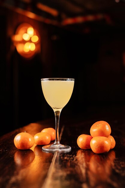 Coquetel com tangerinas no bar