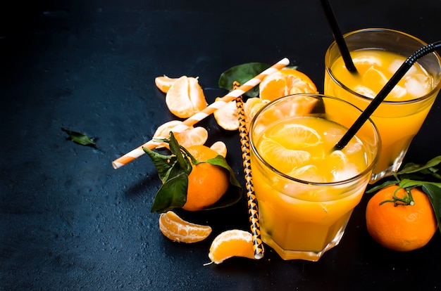 Coquetel com tangerinas, suco e gelo