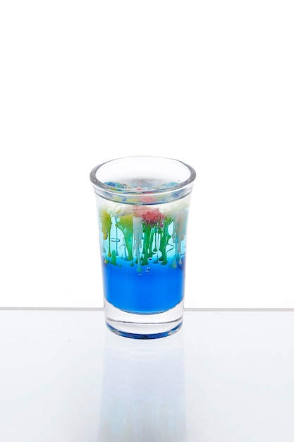 Coquetel de água-viva em um copo em uma barra de espelho isolada no fundo branco