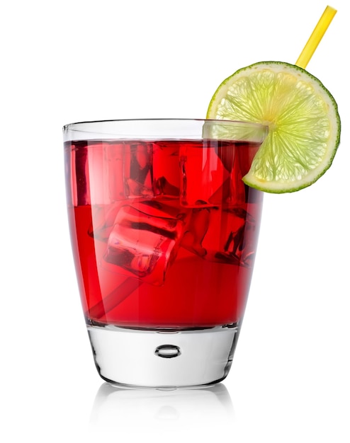 Coquetel de álcool vermelho isolado em um fundo branco