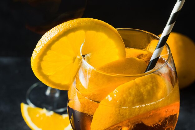 Coquetel de aperol spritz clássico em vidro no escuro Fechar