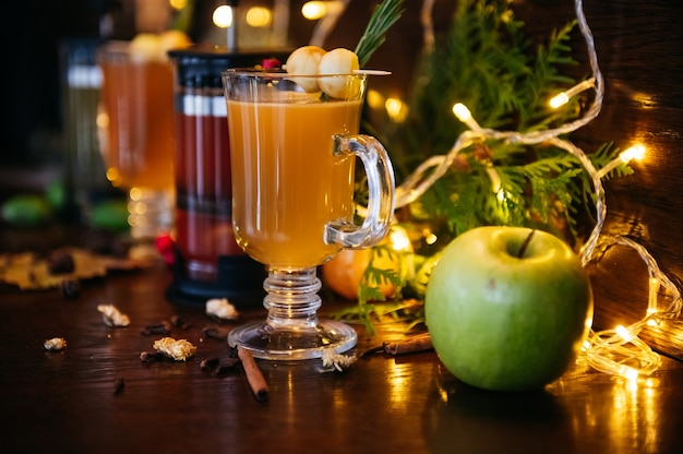 Coquetel de bebida quente para feriados de ano novo, Natal, inverno ou outono. Toddy. Cidra de pêra quente ou chá com especiarias ou grogue