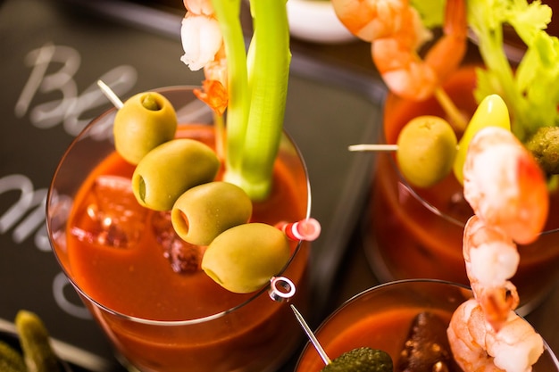 Coquetel de Bloody Mary decorado com azeitonas, picles e coquetel de camarão.