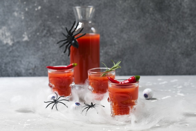 Coquetel de Bloody Mary ou suco de tomate em copos com formato de caveira