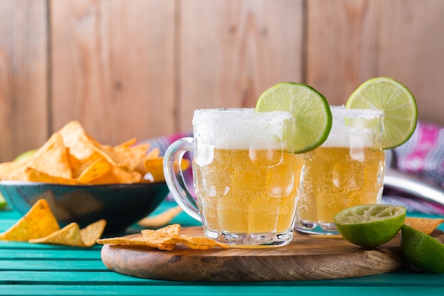 Foto coquetel de chelada mexicana com cerveja light e suco de limão