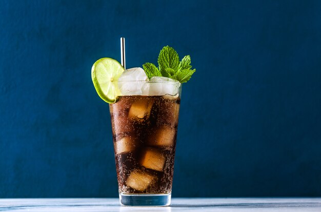 Coquetel de coca-cola em um copo alto cuba libre. bebida refrescante de verão