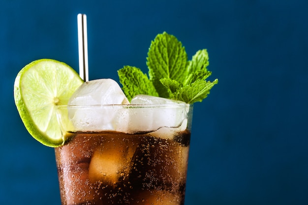 Coquetel de coca-cola em um copo alto cuba libre. bebida refrescante de verão