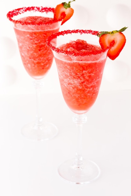 Coquetel de daiquiri de morango com morango e limão como enfeite.