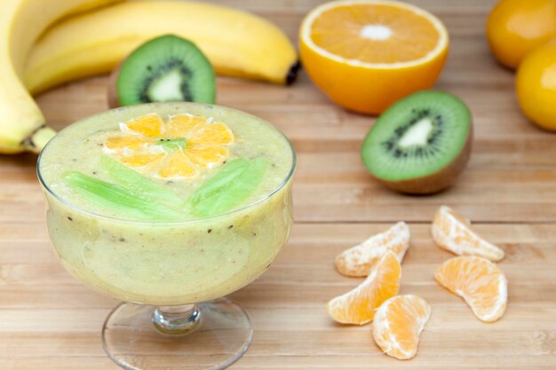 Coquetel de frutas de banana kiwi laranja e tangerina