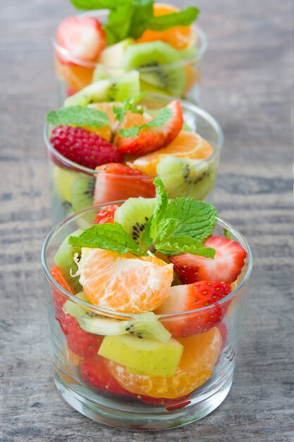 coquetel de frutas em vidro na mesa de madeira