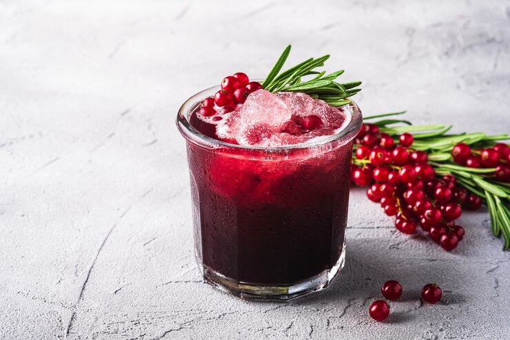 Foto coquetel de frutas frescas em copo, bebida refrescante de frutas vermelhas com folhas de alecrim no verão