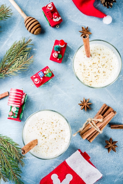 Coquetel de gemada de natal com enfeites de natal