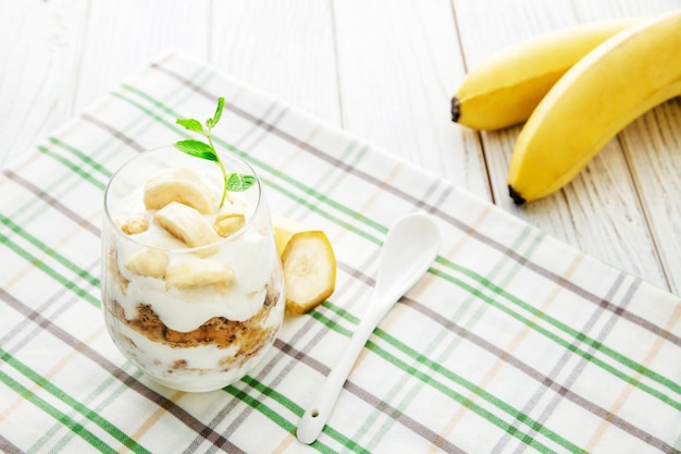 Coquetel de iogurte de banana em pano de mesa