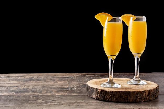 Coquetel de laranja mimosa na mesa de madeira