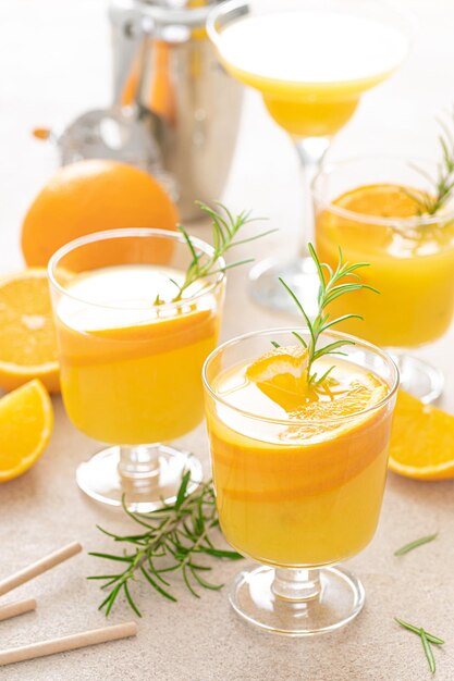 Coquetel de laranja refrescante de verão com alecrim e frutas frescas