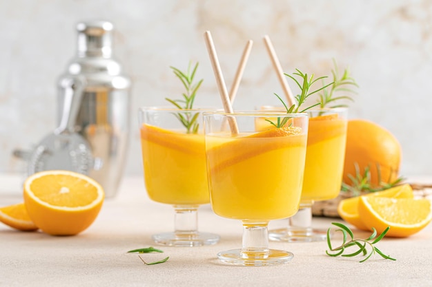 Coquetel de laranja refrescante de verão com alecrim e frutas frescas