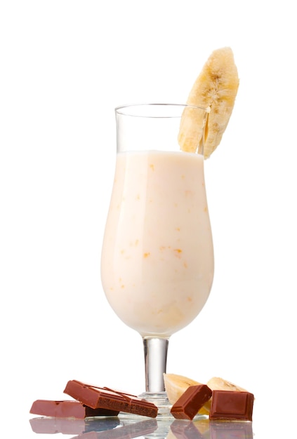 Coquetel de leite com banana e chocolate isolado em branco