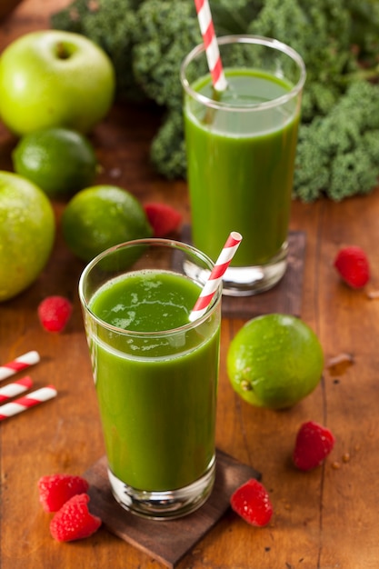 Foto coquetel de limão e maçã com frutas vermelhas