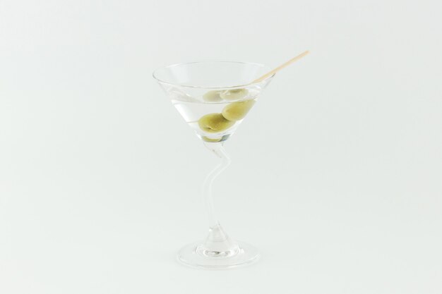 Coquetel de Martini com azeitonas verdes em fundo branco