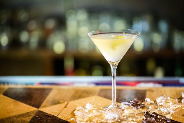 Coquetel de Martini Limoncello preparado no bar.