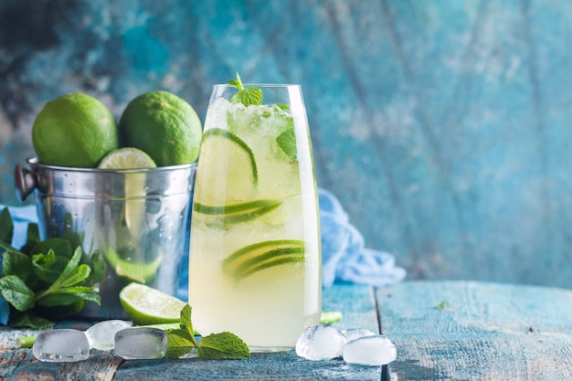 Coquetel de mojito com limão e hortelã