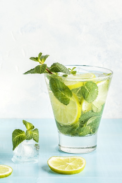 Coquetel de mojito com limão e hortelã