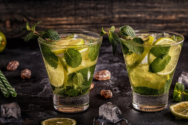 Coquetel de mojito com limão e hortelã