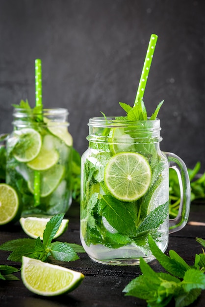 Coquetel de mojito com limão e menta em copo alto