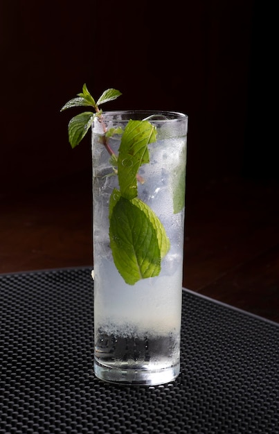 Coquetel de mojito de menta refrescante em long drink preparado no pub