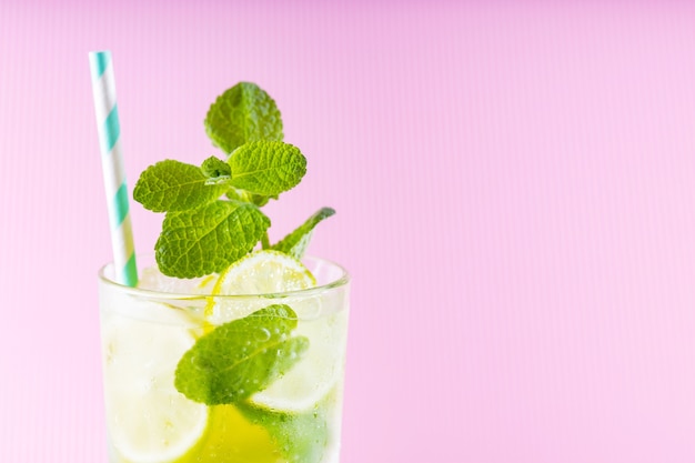 Coquetel de mojito de verão em copo alto