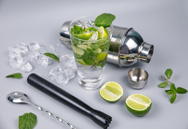 Coquetel de mojito e acessórios para barman