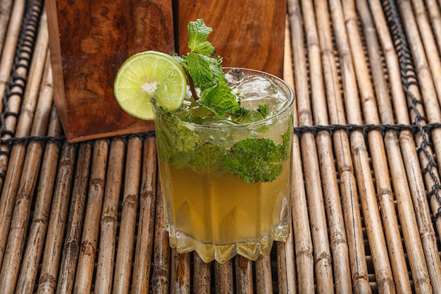 Coquetel de Mojito frio com lima e menta