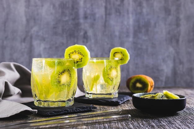 Coquetel de mojito frio de verão com kiwi em copos na mesa