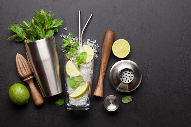 Foto coquetel de mojito ingredientes e utensílios de bebida