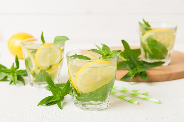 Coquetel de mojito refrescante coquetel de mojito com limão e hortelã em um copo alto com um palito