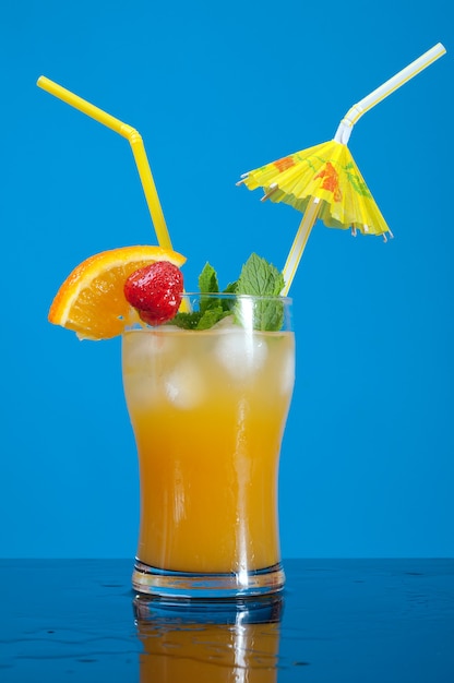 Coquetel de morangos com mojito. close up em fundo amarelo.