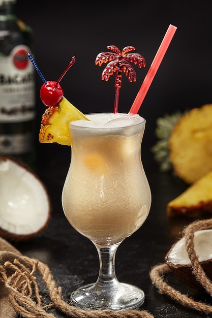 Foto coquetel de piña colada à base de rum com suco de abacaxi e leite de coco