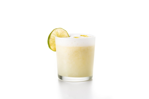 Coquetel de pisco sour isolado no branco com espaço de cópia. Coquetel peruano tradicional