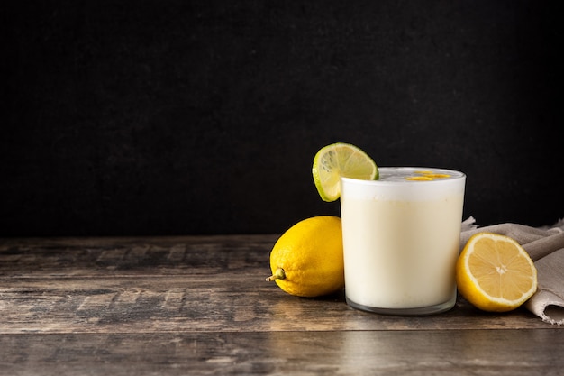 Coquetel de pisco sour na mesa de madeira. Coquetel tradicional peruano