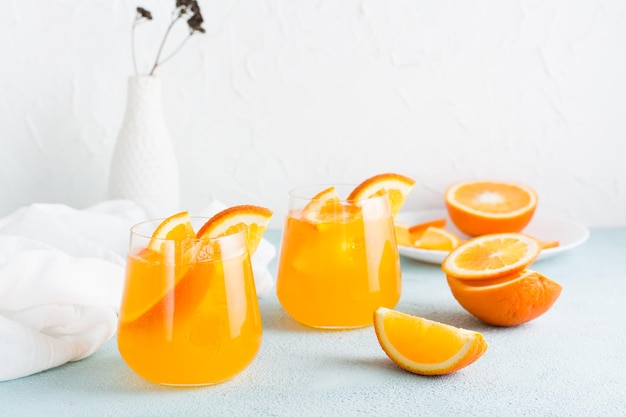 Coquetel de seltzer duro com laranja em copos na mesa bebida caseira copiar espaço