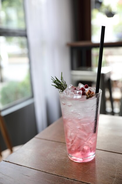 Coquetel de suco de morango com refrigerante em fundo de madeira