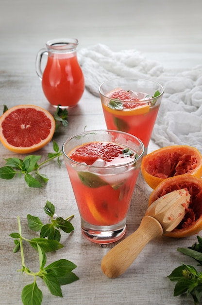 Coquetel de suco espremido de toranja vermelha e folhas do delicado manjericão de limão