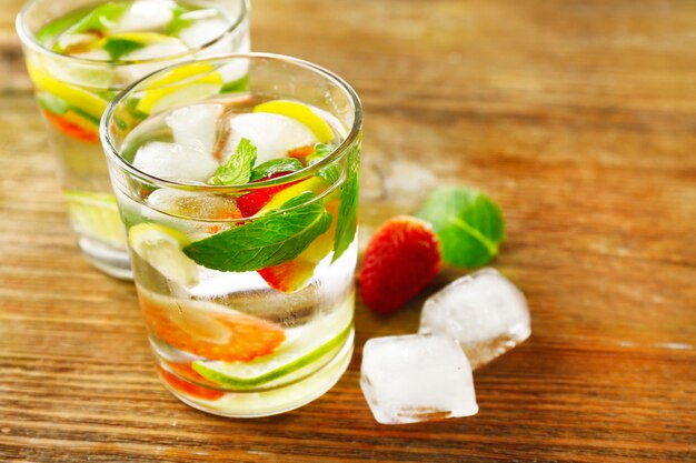 Coquetel de verão com cubos de gelo em mesa de madeira