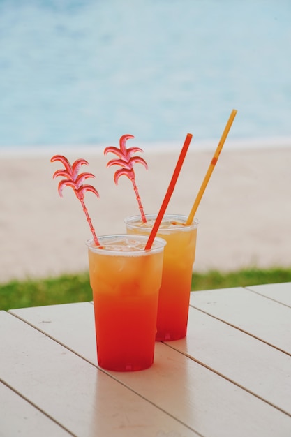 Coquetel de verão no parque aquático em férias